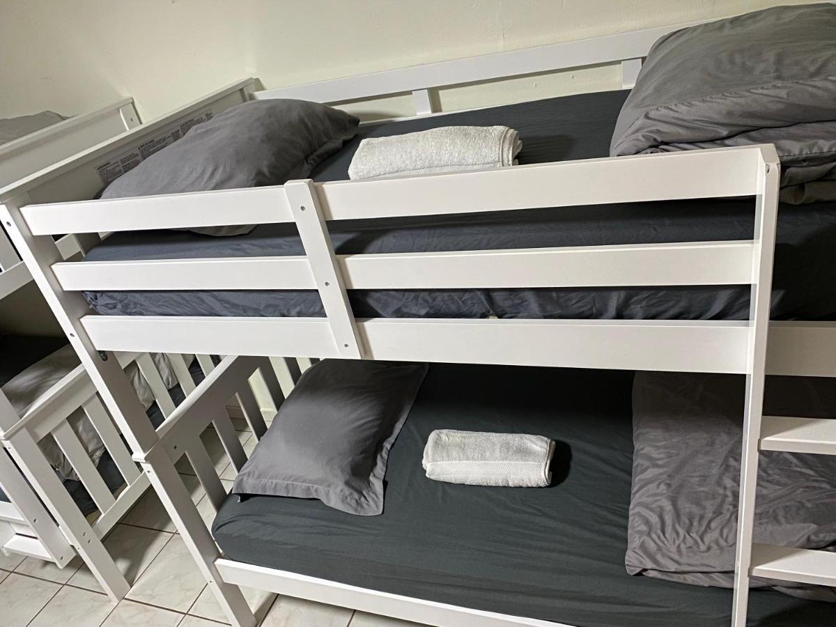 Single Size Top Bunk Bed - Mixed Shared Room マイアミ・スプリングス エクステリア 写真